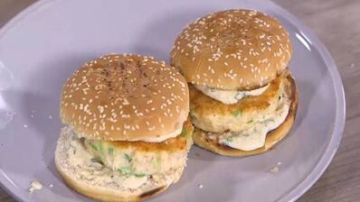 бургеры с креветками и зеленым луком