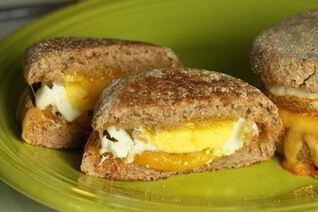 Бургеры с печеным яйцом и сыром