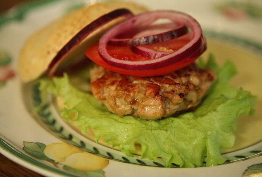 Бургеры с тунцом, луком и помидорами