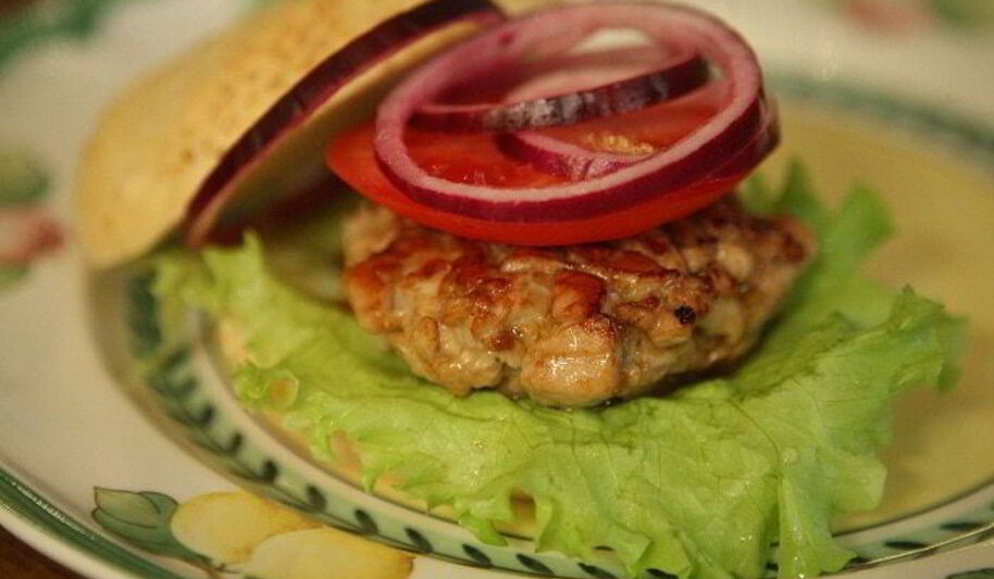 Рецепт бургеров с тунцом, луком и помидорами