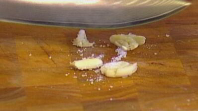 бургеры с тунцом, луком и помидорами