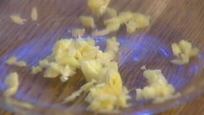 бургеры с тунцом, луком и помидорами