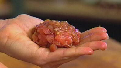 бургеры с тунцом, луком и помидорами