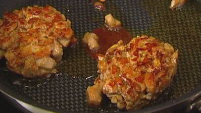 бургеры с тунцом, луком и помидорами