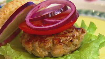 бургеры с тунцом, луком и помидорами