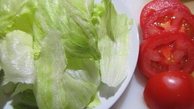 гамбургер из говядины с чипсами из сладкого картофеля