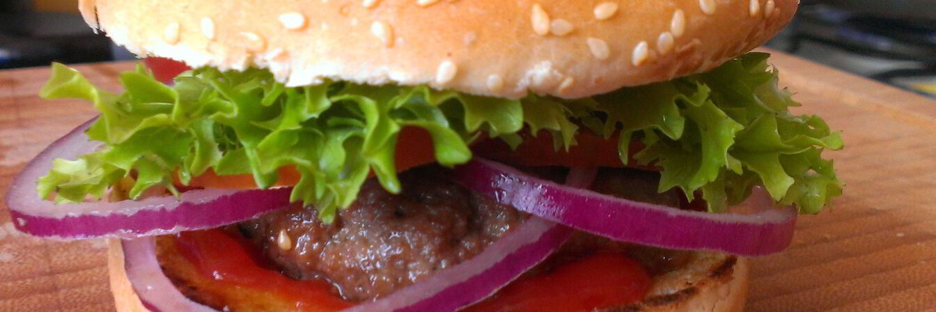 Гамбургер из говядины с соусом из меда и чили