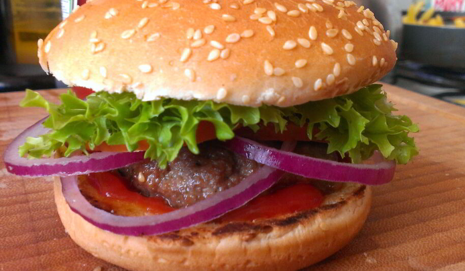 Рецепт гамбургера из говядины с соусом из меда и чили