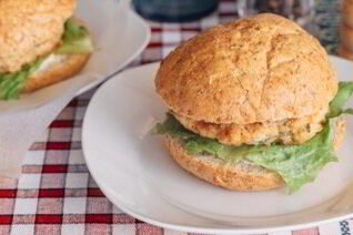 Гамбургеры с курицей, фетой и шпинатом