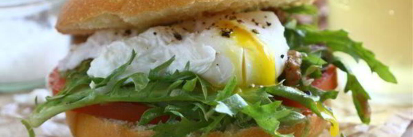 Гамбургеры со свининой, яйцами и помидором