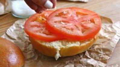 гамбургеры со свининой, яйцами и помидором