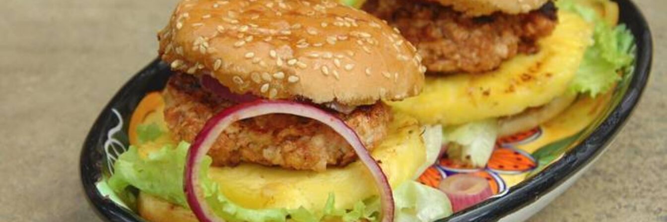 Куриный бургер с ананасом и красным луком