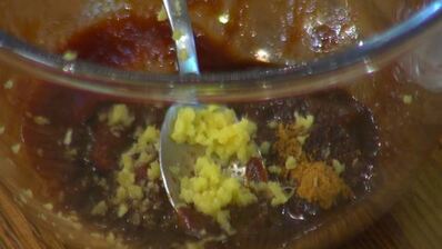 куриный бургер с ананасом и красным луком