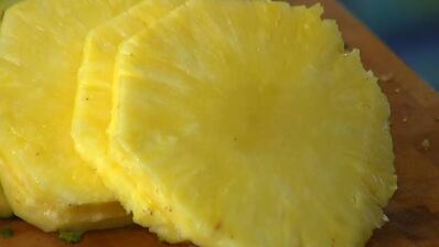 куриный бургер с ананасом и красным луком