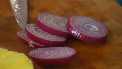 куриный бургер с ананасом и красным луком