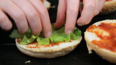 вегетарианский бургер с котлетой из маша