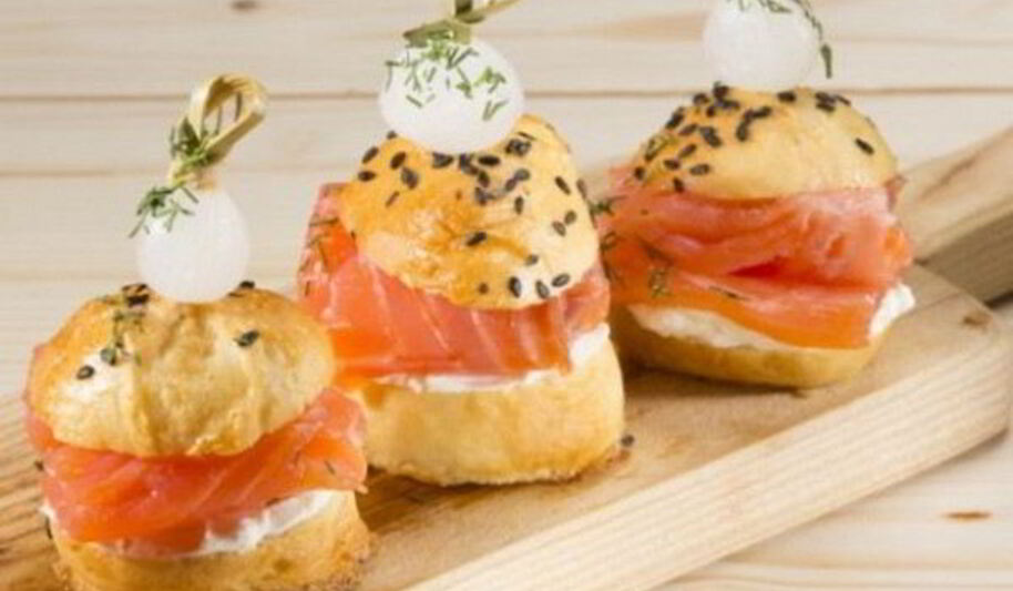 Рецепт закусочных мини-бургеров с семгой