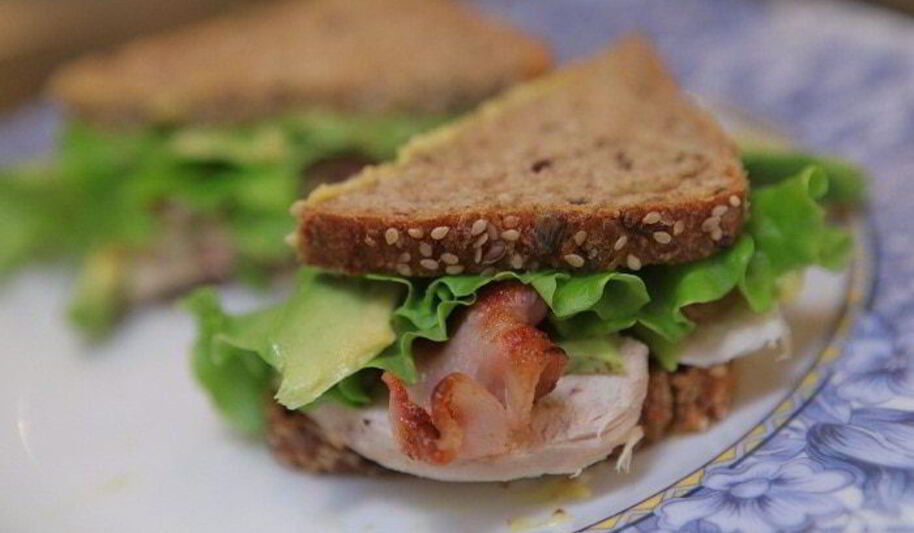 Рецепт бутерброда с курицей, беконом и авокадо