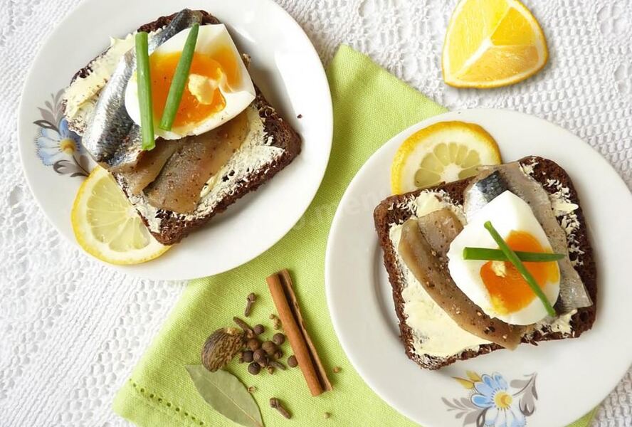 Бутерброды с килькой