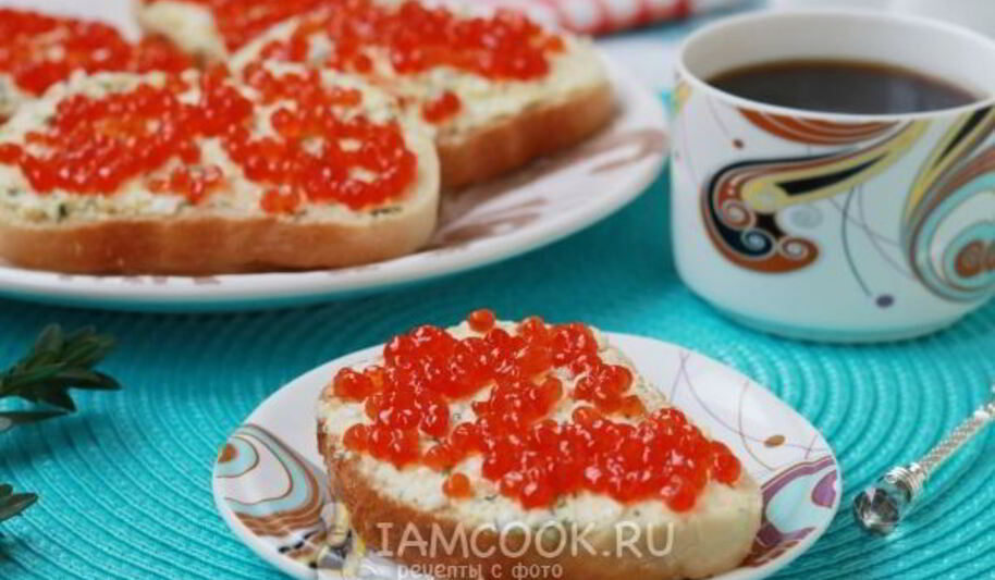 Рецепт бутербродов с красной икрой, сыром и яйцом