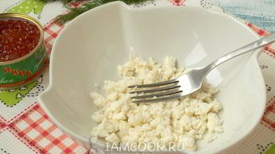 бутерброды с красной икрой, сыром и яйцом