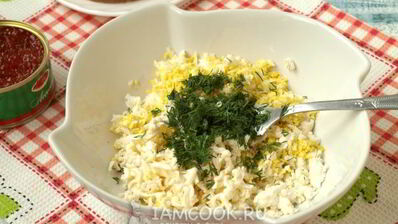 бутерброды с красной икрой, сыром и яйцом