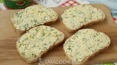 бутерброды с красной икрой, сыром и яйцом