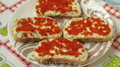бутерброды с красной икрой, сыром и яйцом