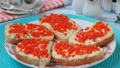 бутерброды с красной икрой, сыром и яйцом