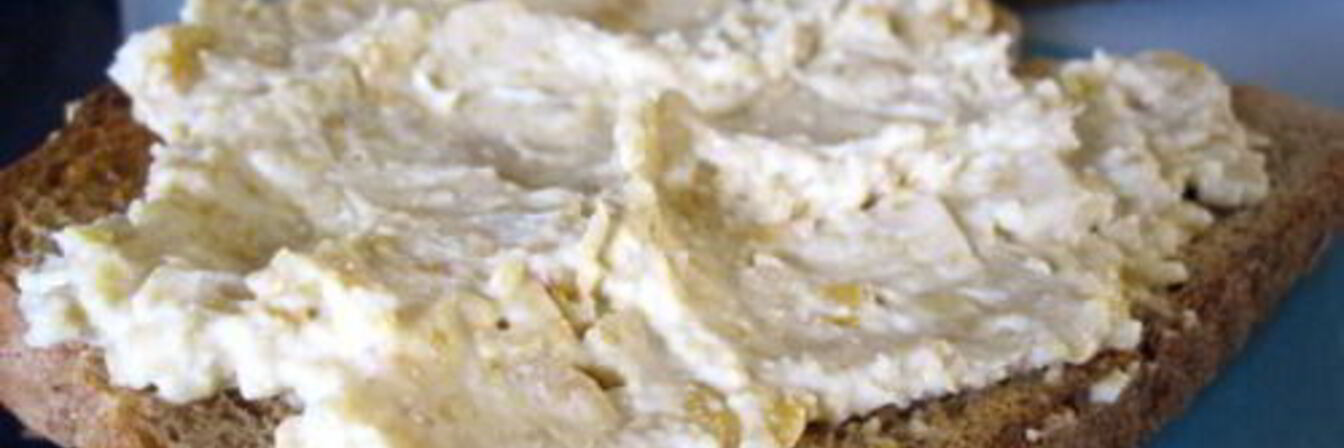 Бутерброды с паштетом из нута