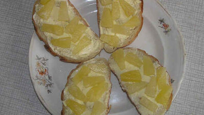 бутерброды с сыром и дольками ананаса