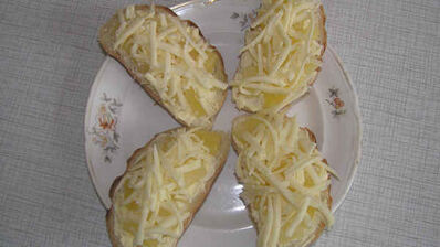 бутерброды с сыром и дольками ананаса