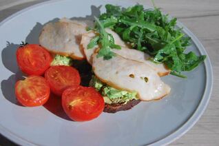 Бутерброды с ветчиной, помидорами-гриль и руколой