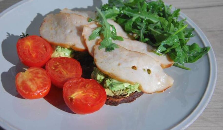 Рецепт бутербродов с ветчиной, помидорами-гриль и руколой