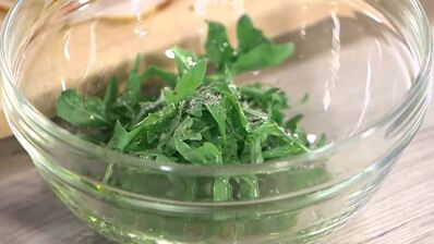 бутерброды с ветчиной, помидорами-гриль и руколой