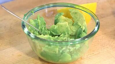 бутерброды с ветчиной, помидорами-гриль и руколой