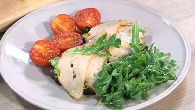 бутерброды с ветчиной, помидорами-гриль и руколой