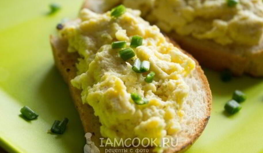 Рецепт бутербродов с яичницей-болтуньей