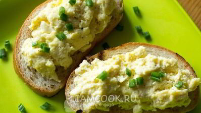 бутерброды с яичницей-болтуньей