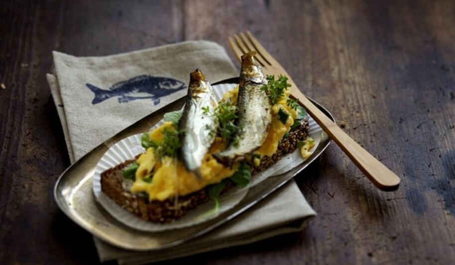 Рецепт бутербродов со шпротами и жареными яйцами