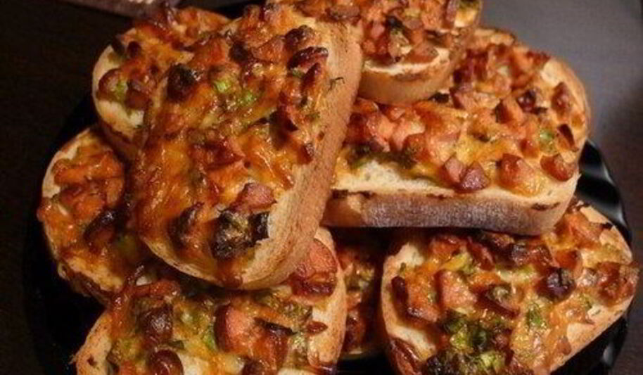 Рецепт быстрых горячих бутербродов с колбасоя и сырома