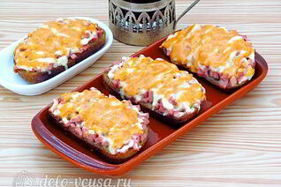 Горячие бутерброды с колбасой и сыром