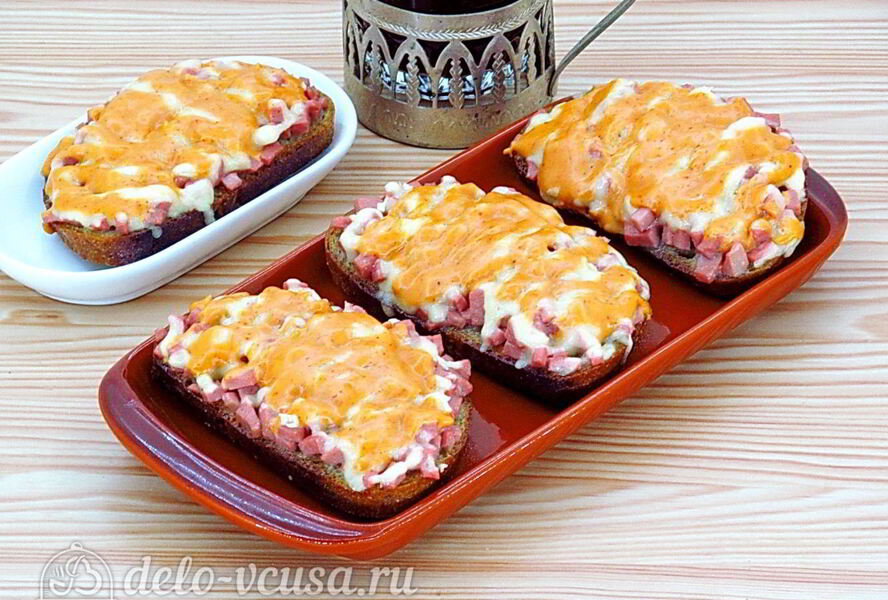 Горячие бутерброды с колбасой и сыром