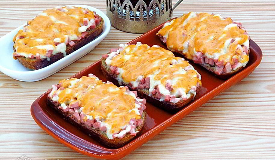 Рецепт горячих бутербродов с колбасоя и сырома