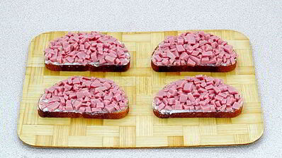 горячие бутерброды с колбасой и сыром