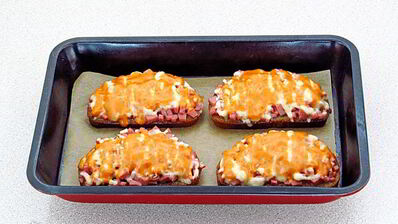 горячие бутерброды с колбасой и сыром