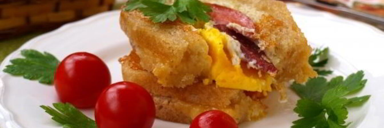 Горячие бутерброды с колбасой и яйцом