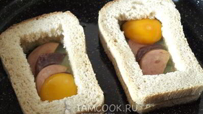 горячие бутерброды с колбасой и яйцом