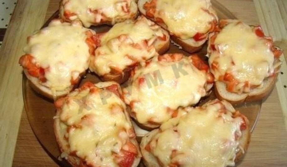 Рецепт горячих бутербродов с колбасой, сыром и помидорами в духовке