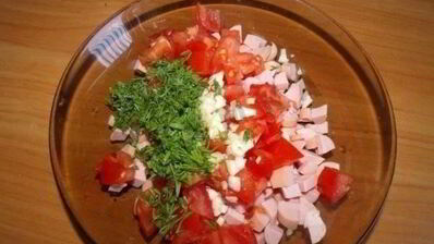 горячие бутерброды с колбасой, сыром и помидорами в духовке